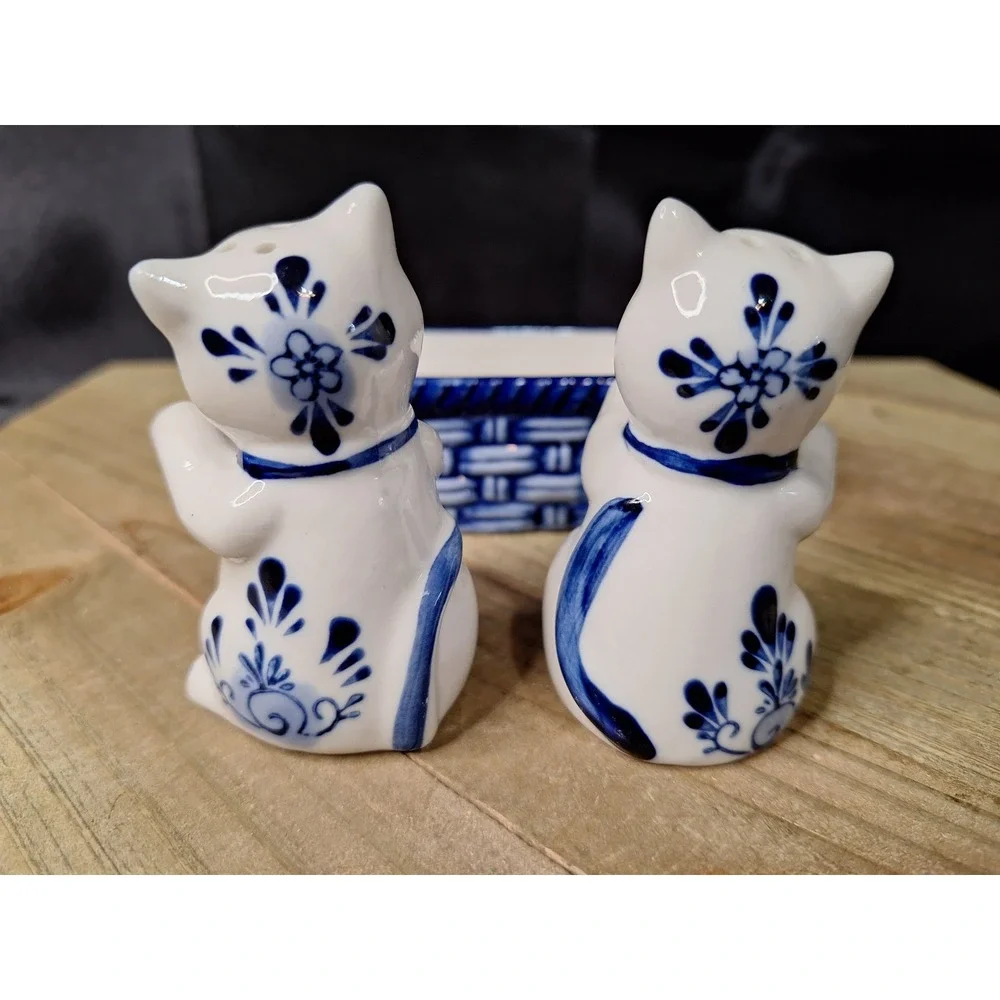 Delft Blue Handpainted Ceramic Cat Salt Pepper Shakers in Basket Alaska Souvenir